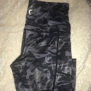 Black Camo Metallic Pocket LNT HiRise Capri 20